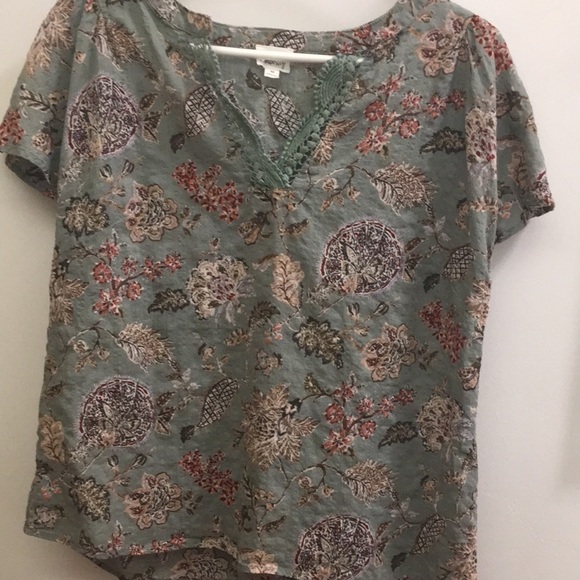 ~3 for $20~ Emberley flutter sleeve floral top - Picture 1 of 7